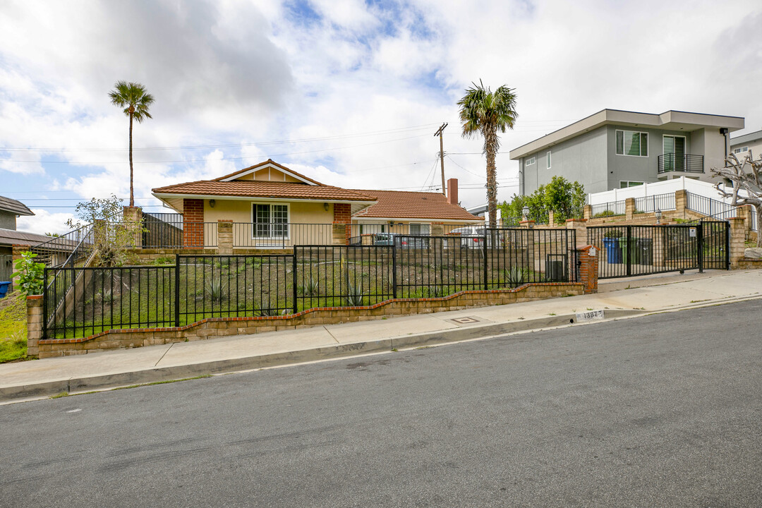 13877 Graber Ave in Sylmar, CA - Foto de edificio