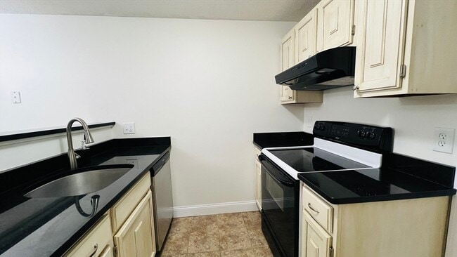 18 Walden Dr in Natick, MA - Building Photo - Building Photo