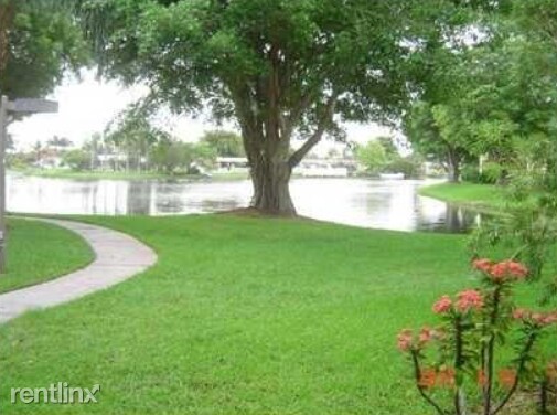 2091 NW 96th Terrace in Pembroke Pines, FL - Building Photo