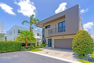 7534 NW 98th Ave in Doral, FL - Building Photo - Building Photo