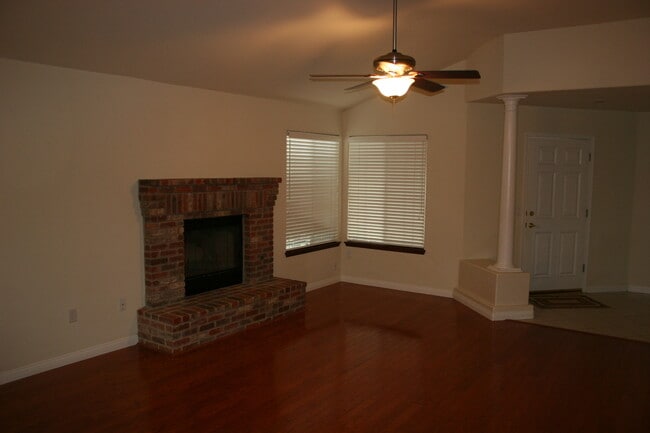 8111 Ipswich Way in Bakersfield, CA - Building Photo - Building Photo