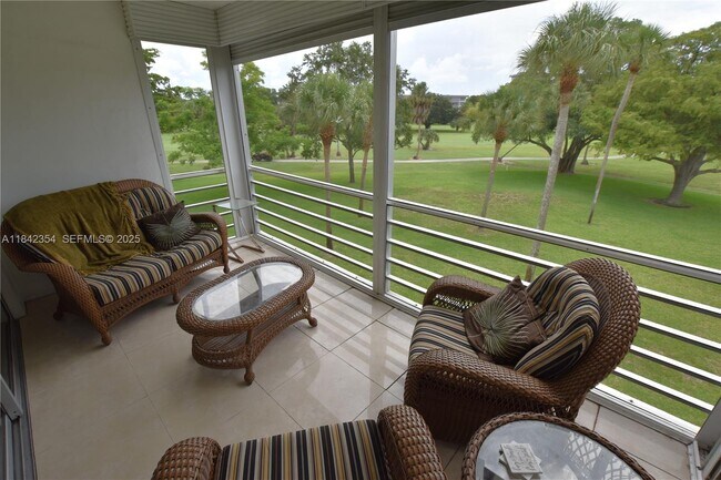 3800 Oaks Clubhouse Dr in Pompano Beach, FL - Building Photo - Building Photo