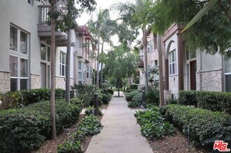 6010 S Celedon Creek in Los Angeles, CA - Building Photo - Building Photo
