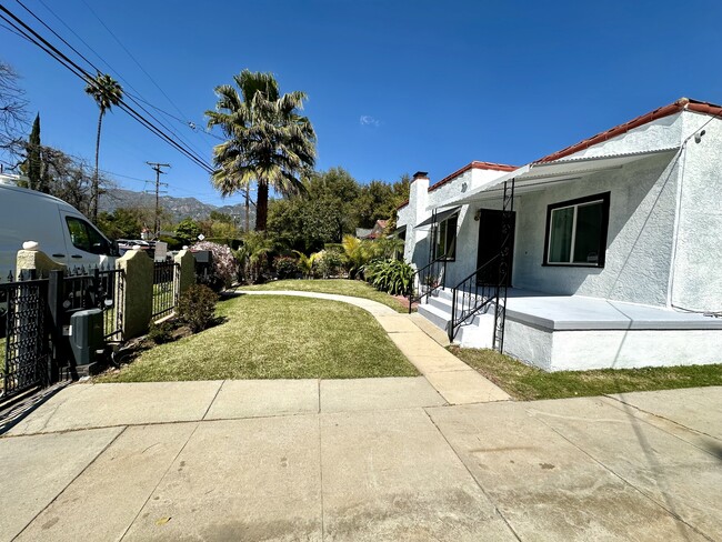 1968 El Molino Ave in Altadena, CA - Building Photo - Building Photo
