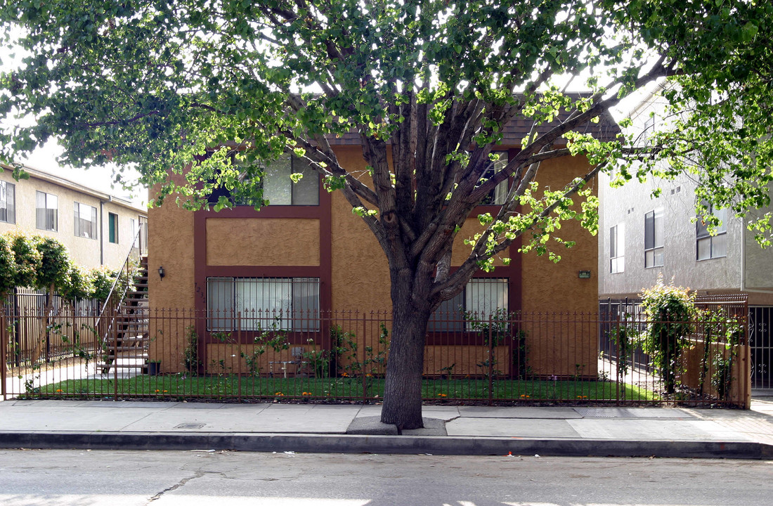 7232 Jordan Ave in Canoga Park, CA - Building Photo