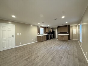 118 E Semands St in Conroe, TX - Foto de edificio - Building Photo