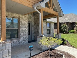 604 NW Newgate Dr in Lawton, OK - Building Photo - Building Photo