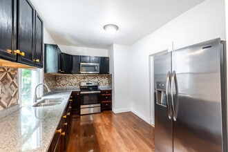 4806 Oak St in Cincinnati, OH - Foto de edificio - Building Photo