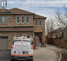 2031 Westree Dr in Oakville, ON - Building Photo