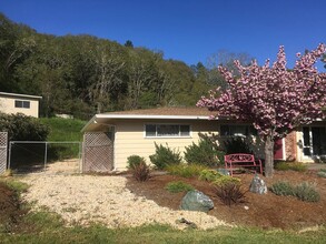 78 Hillside Dr in Willits, CA - Foto de edificio - Building Photo