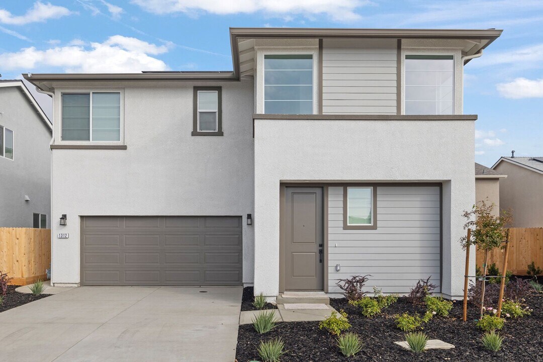 1312 W Prescott Ave in Visalia, CA - Building Photo