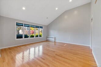 25 Belmont Dr W in Roslyn Heights, NY - Building Photo - Building Photo