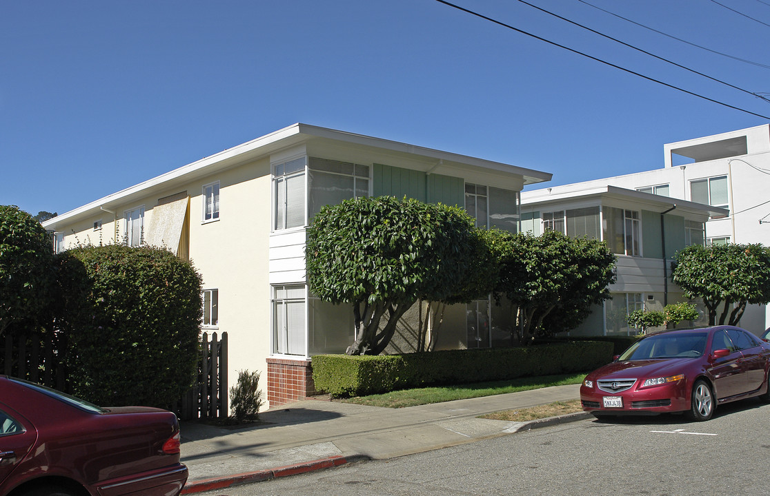 6533 Lucas Ave in Oakland, CA - Foto de edificio