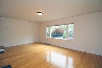 2703 NW Raleigh St in Portland, OR - Building Photo - Building Photo