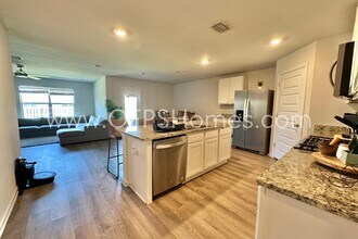 4659 Honor Guard Wy in Crestview, FL - Building Photo - Building Photo