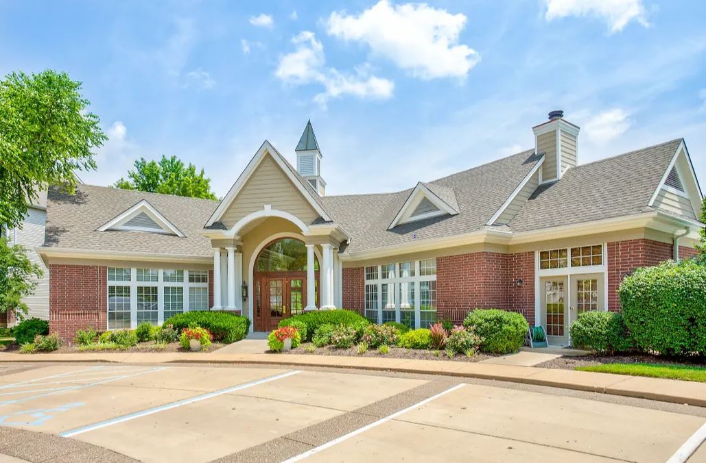 Carriage Place at Lake Chesterfield in Grover, MO - Foto de edificio