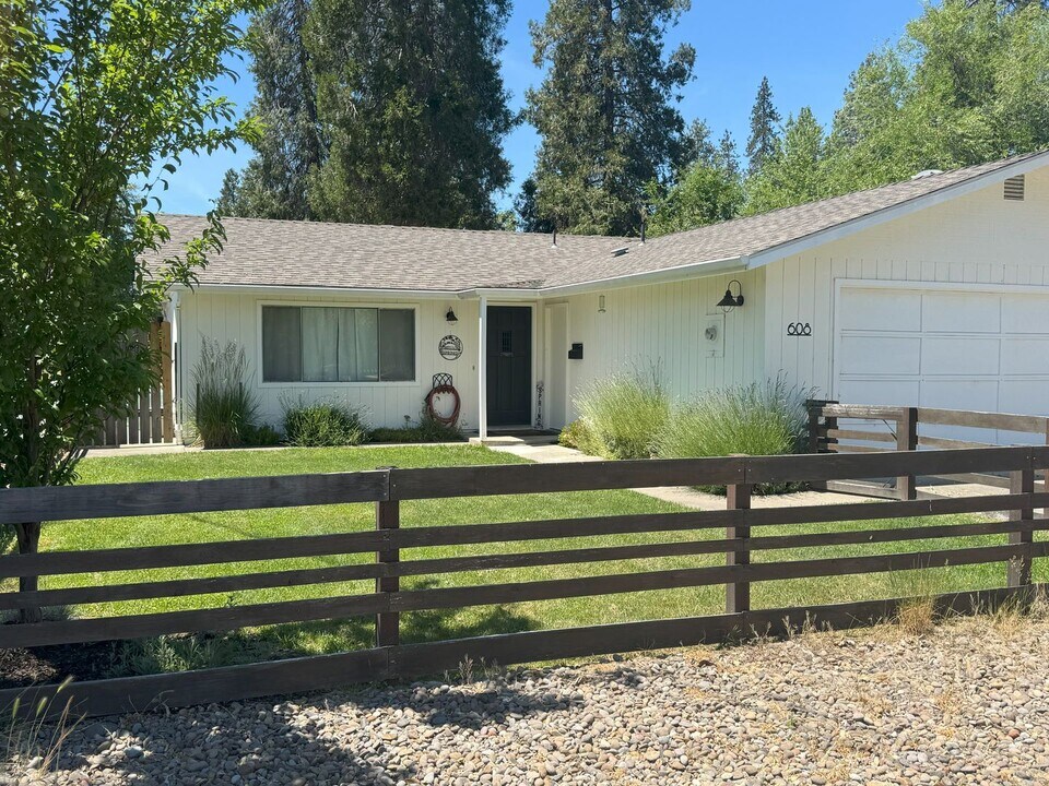 608 SW Greenwood Ave in Grants Pass, OR - Building Photo