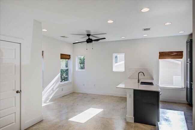 5004 Baker St in Austin, TX - Building Photo - Building Photo