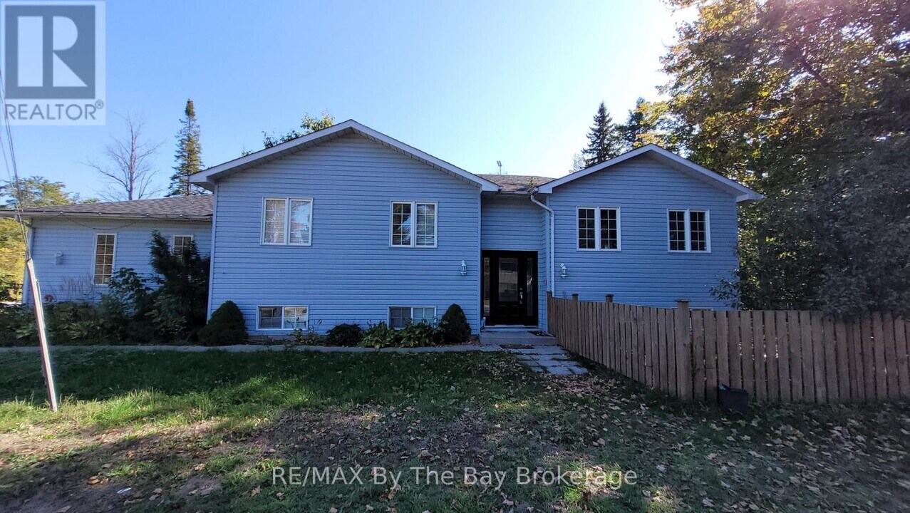 4 61st St S in Wasaga Beach, ON - Building Photo