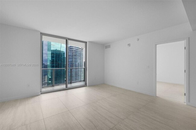 77 SE 5th St in Miami, FL - Foto de edificio - Building Photo