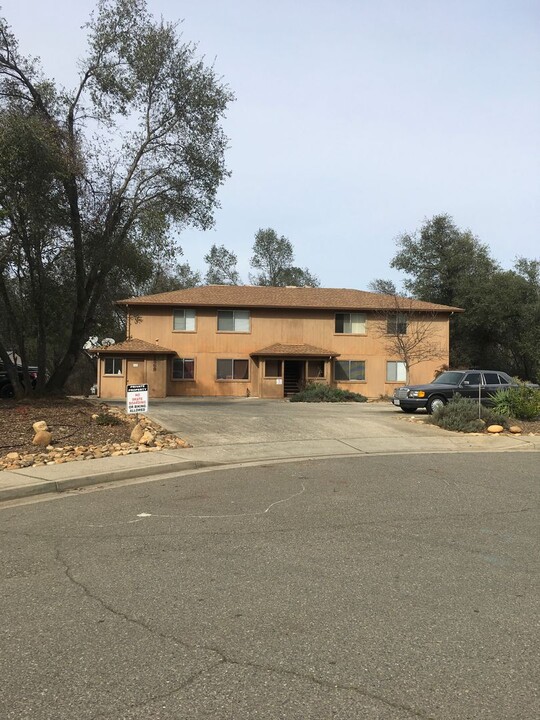 1868 Conifer Way in Redding, CA - Building Photo