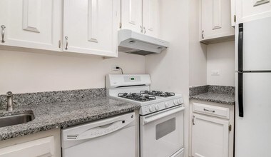 117 E 57th St-Unit -25E in New York, NY - Building Photo - Building Photo