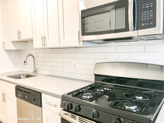 3110 N Milwaukee Ave in Chicago, IL - Foto de edificio - Building Photo