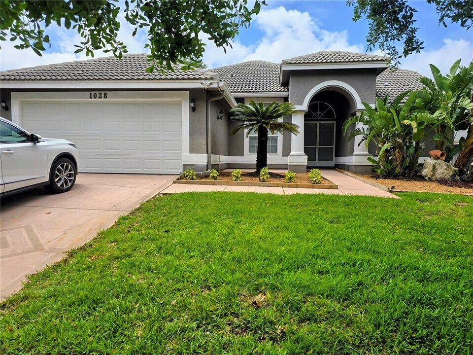 1028 Tradewinds Dr in Tarpon Springs, FL - Building Photo