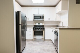 816 S. Bundy Dr in Los Angeles, CA - Building Photo - Interior Photo