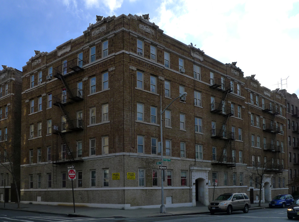 359 E Mosholu Pky N in Bronx, NY - Foto de edificio