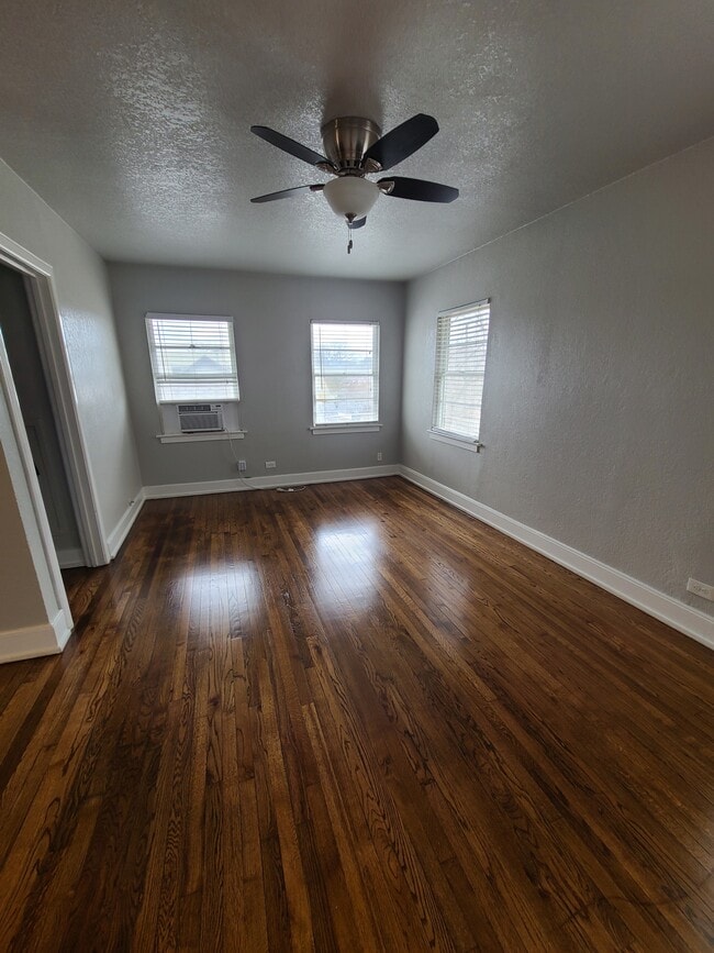 128 Claremont Ave, Unit 4 in San Antonio, TX - Foto de edificio - Building Photo