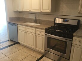 7621 Volga Dr, Unit 2 in Huntington Beach, CA - Building Photo