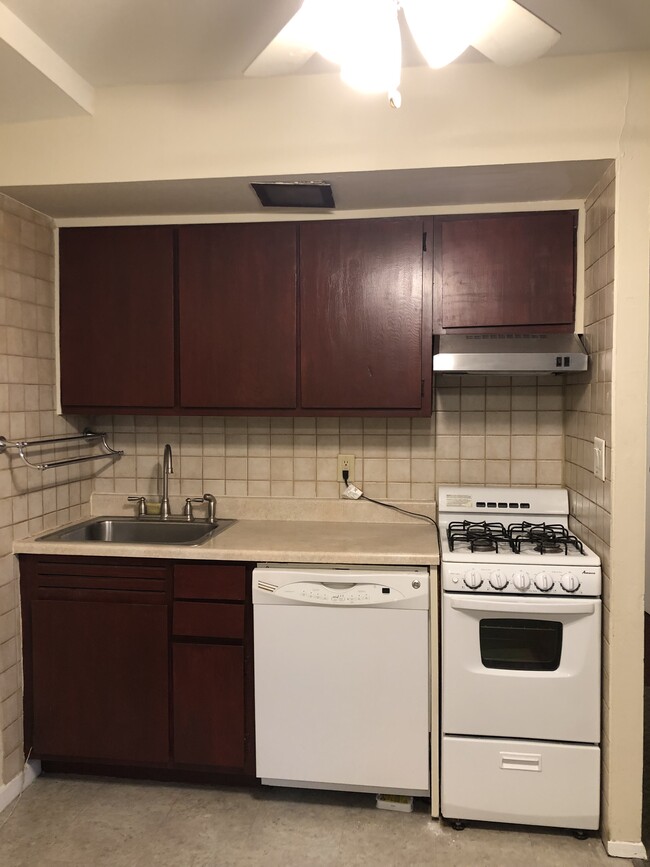 24207-1 Jamaica Ave, Unit 1st Floor in Bellerose, NY - Foto de edificio - Building Photo
