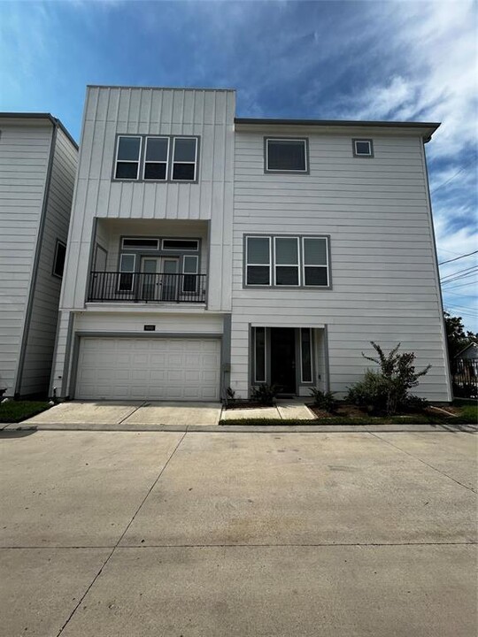 9002 Lonestar Creekbend Ln in Houston, TX - Building Photo