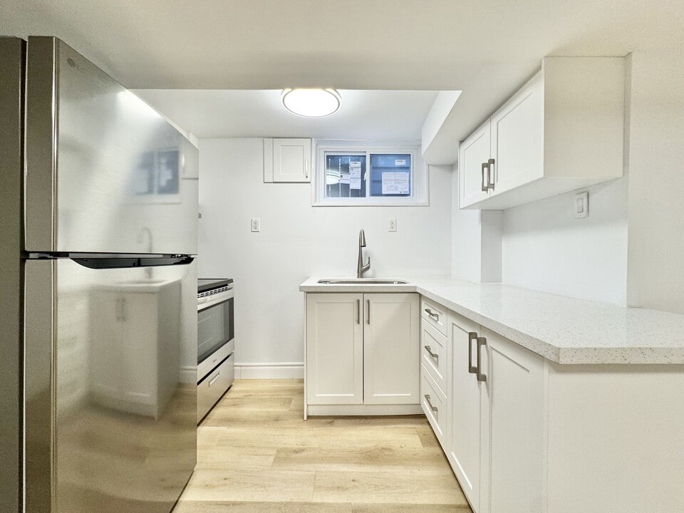 136 Campbell Ave in Hamilton, ON - Building Photo