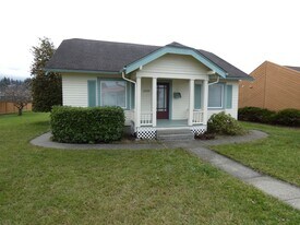 1022 Caroline St in Port Angeles, WA - Building Photo