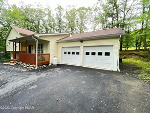 108 Dorchester Dr in Bushkill, PA - Building Photo - Building Photo