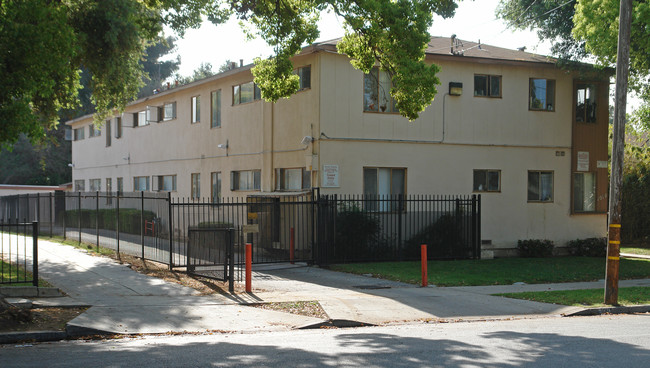 1010 Summit Ave in Pasadena, CA - Foto de edificio - Building Photo