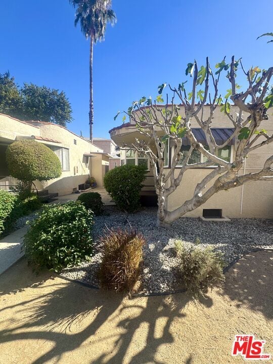 4804 Bellflower Ave in Los Angeles, CA - Foto de edificio - Building Photo