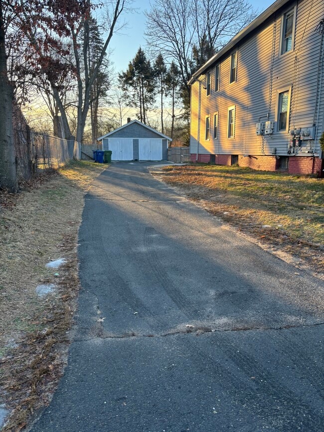 15 Clubhouse Rd, Unit #1 in Windsor, CT - Foto de edificio - Building Photo