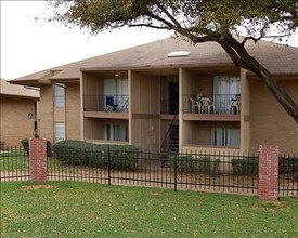 Shadow Creek Apartments in Euless, TX - Building Photo - Building Photo