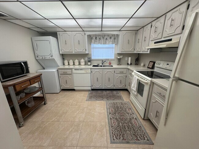 801 Lake Shore Dr in Lake Park, FL - Building Photo - Building Photo