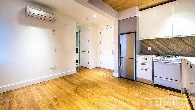 Ten Eyck Street, Unit 2A in Brooklyn, NY - Building Photo - Building Photo