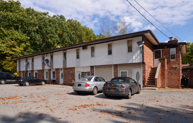 136 Stringham Rd in Lagrangeville, NY - Foto de edificio - Building Photo