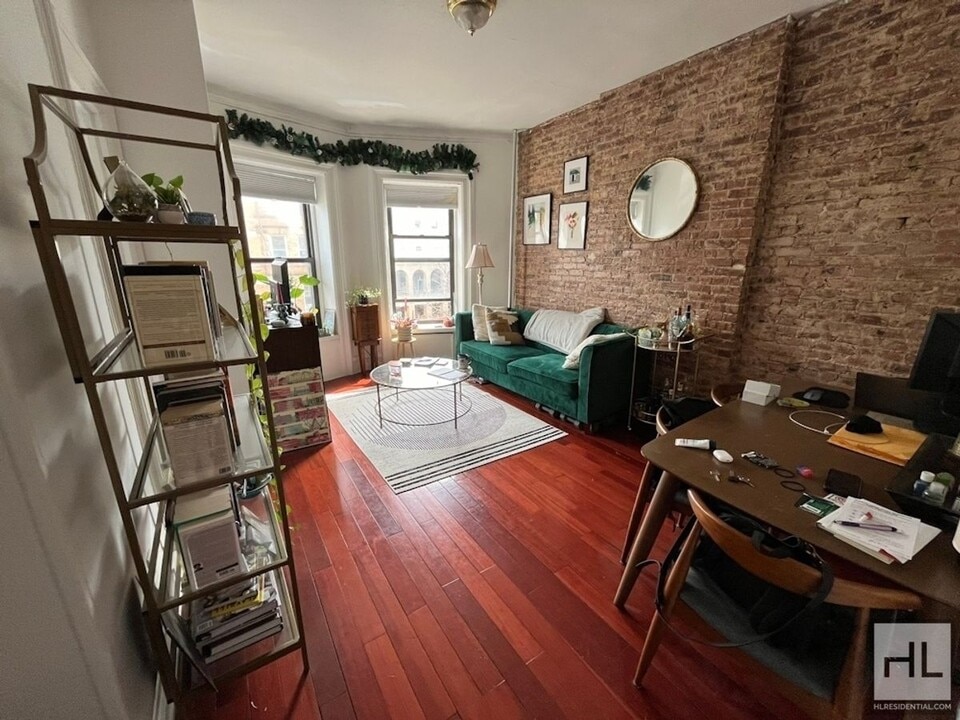 BEDFORD AVENUE 1-Bed / 1-Bath, Unit 3A in Brooklyn, NY - Foto de edificio