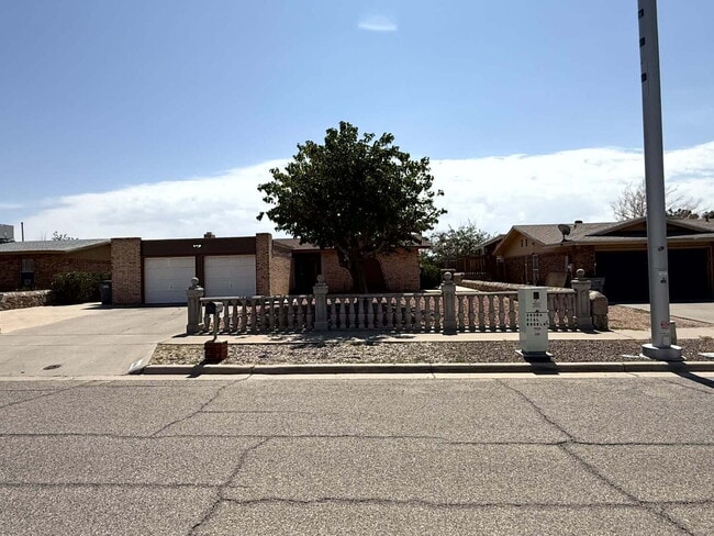 property at 3404 Dialrock Ln