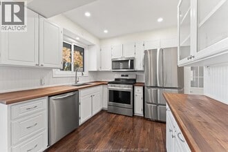 98 Commissioner Dr in Kingsville, ON - Building Photo - Building Photo