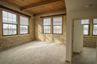 Shoe Factory Apartments in Beaver Dam, WI - Foto de edificio - Building Photo