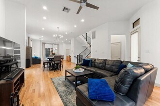 902 Reinerman St in Houston, TX - Foto de edificio - Building Photo