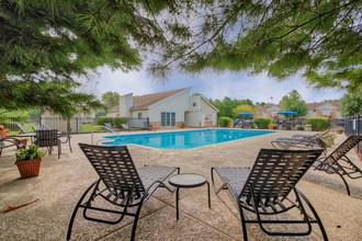 Park Terrace/ Lake Christine Village in Fairview Heights, IL - Foto de edificio - Building Photo